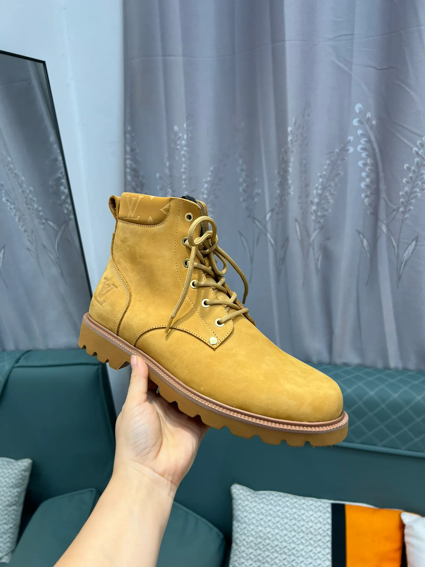 Men's shoes 💰900 L Home - the latest LV men's business casual boots, luxury and nobility are a must, all made of imported original first-layer cowhide, just to create a more comfortable wearing experience, ➕top imported water-dyed full cow lining, original high wear-resistant outsole! 👏👏 Size: Male 39-44; (38 45 46 customized)